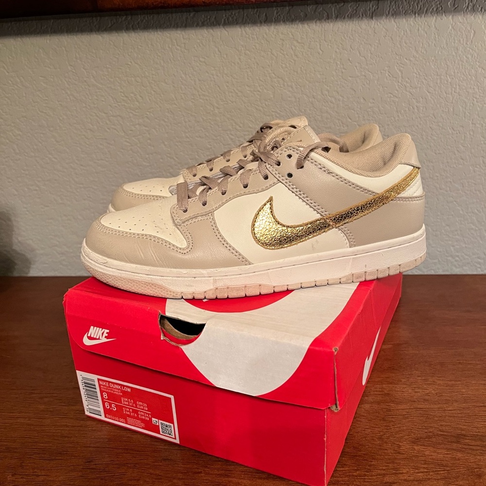 Nike women’s size 8 dunks low - good used condition!